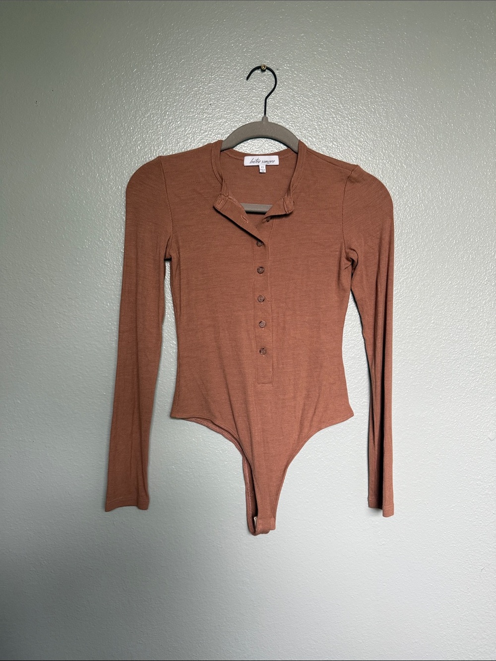 BETRO SIMONE XS Long Sleeve Ribbed Henley Bodysuit in Rust